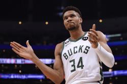 英雄联盟总决赛赛程-关于雄鹿队后卫负伤离场，下场比赛成疑的信息