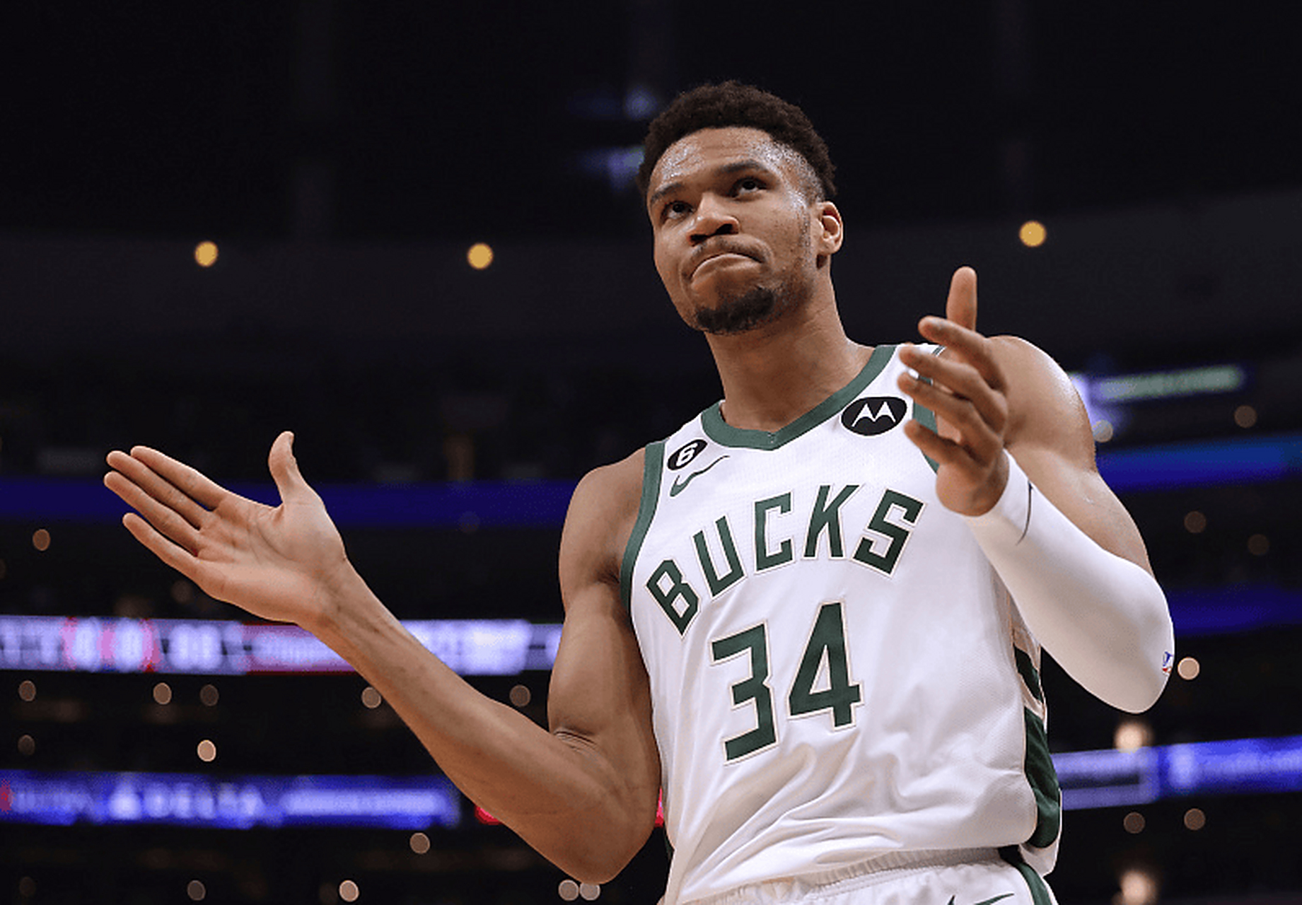 关于雄鹿队后卫负伤离场，下场比赛成疑的信息