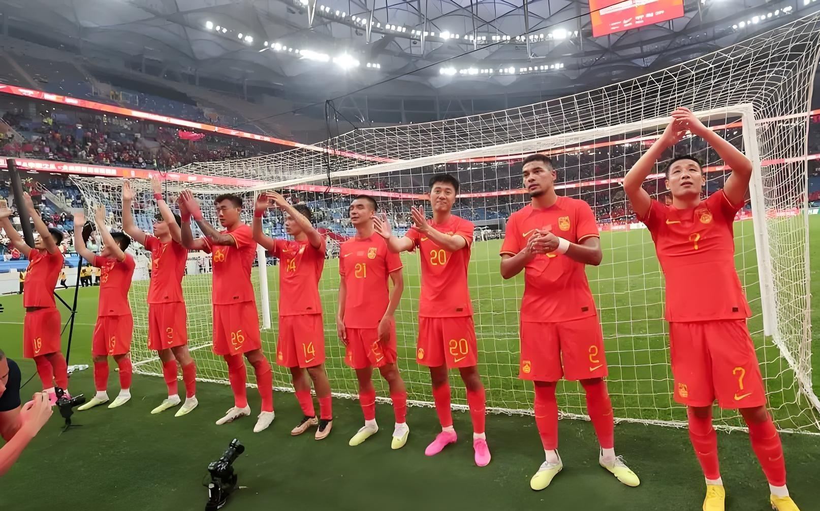 国内足球职业比赛最新消息：球队战术调整取得胜利的简单介绍