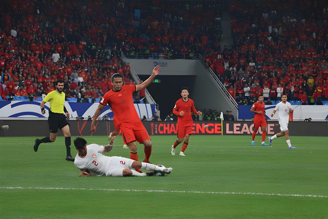 国内足球职业比赛最新消息：球队战术调整取得胜利的简单介绍