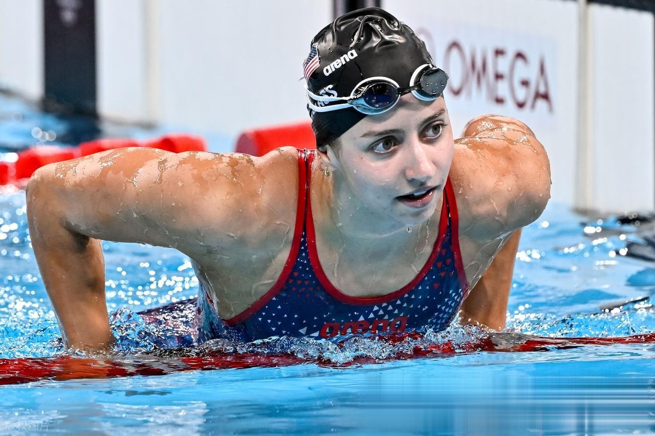 美国游泳选手刷新世界纪录，登顶领奖台