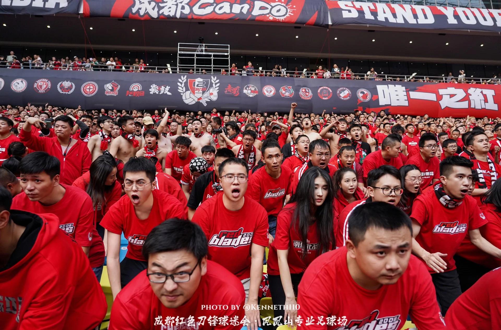 足球对抗赛的热闹气氛感染每个人